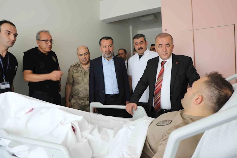 Elazığ’da il protokolü çatışmada yaralanan polisi ziyaret etti
