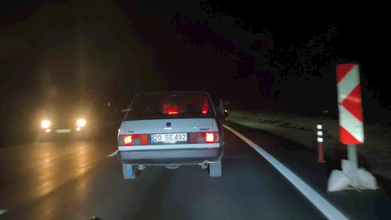 Ayaklarını pencereden çıkartarak tehlikeli yolculuk yaptığı anlar görüntülendi
