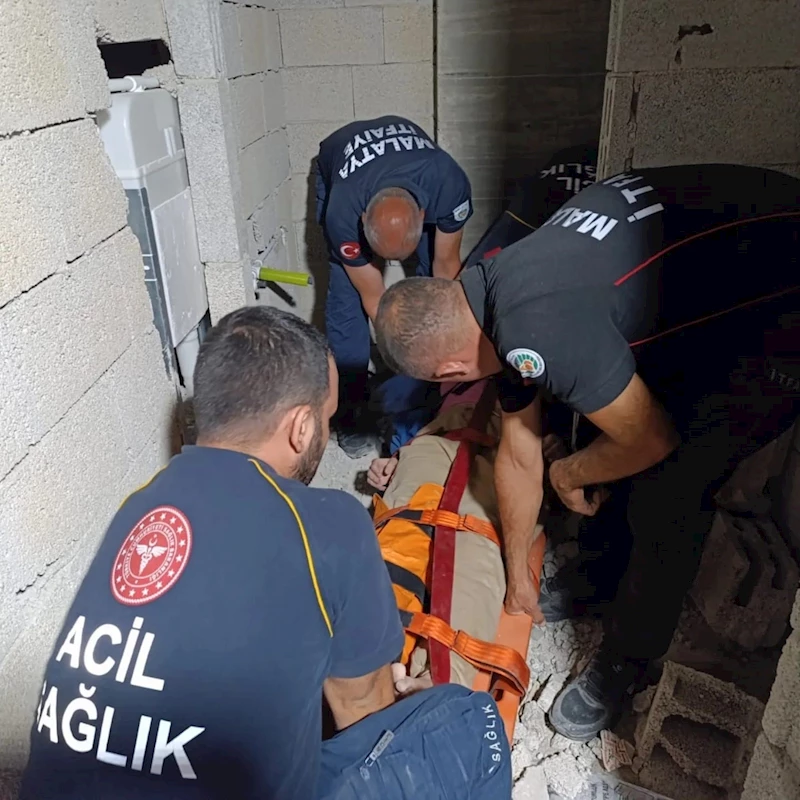 Darende’de inşaatta asansör boşluğuna düşen kadın yaralandı
