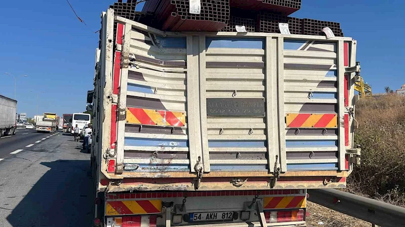 TEM’de yolcu otobüsü kamyona çarptı: 1’i ağır 7 yaralı
