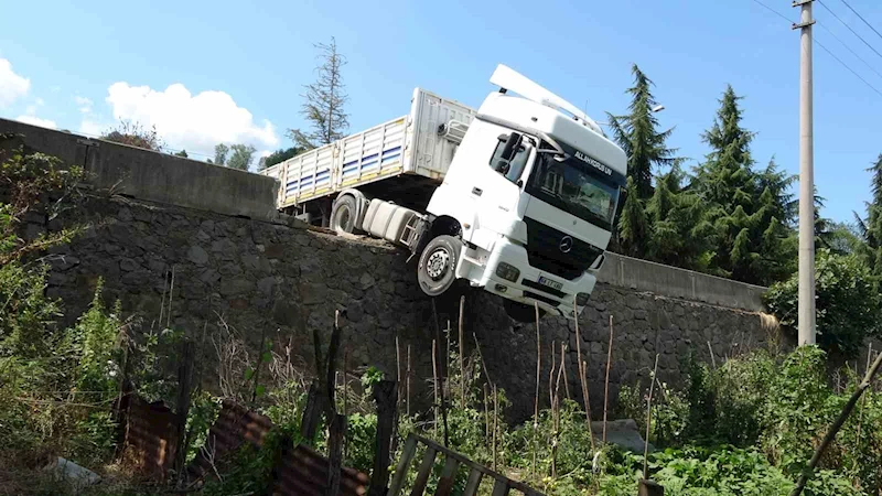 Freni boşalan tır yola sürüklendi, istinat duvarında asılı kaldı
