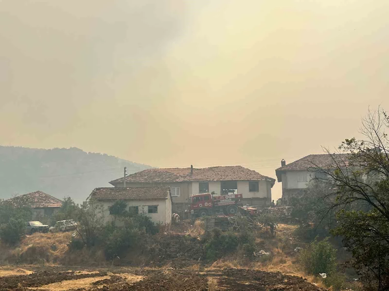 Uşak’ta havadan ve karadan müdahale edilen orman yangınında 1 köy tahliye ediliyor
