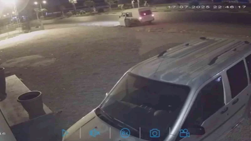Hırsızların yol kenarında duran çöp konteynerini araca yükleyip çaldığı anlar kamerada
