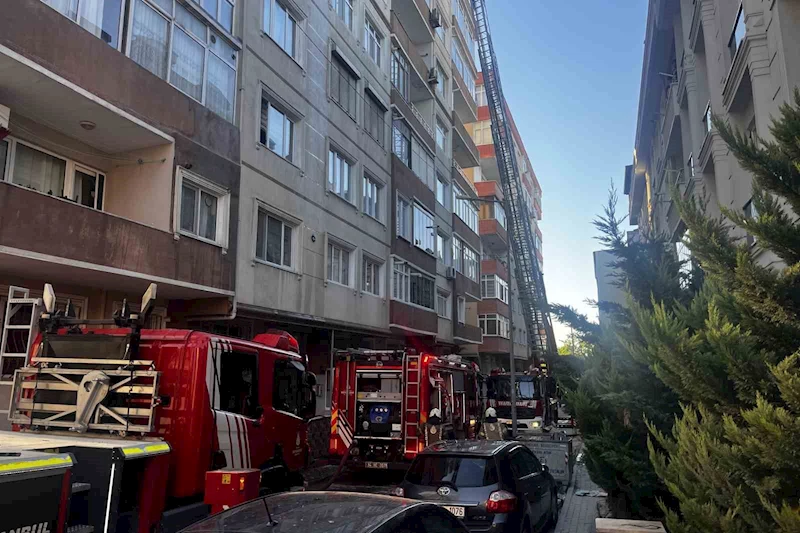 Avcılar’da korkutan çatı yangını
