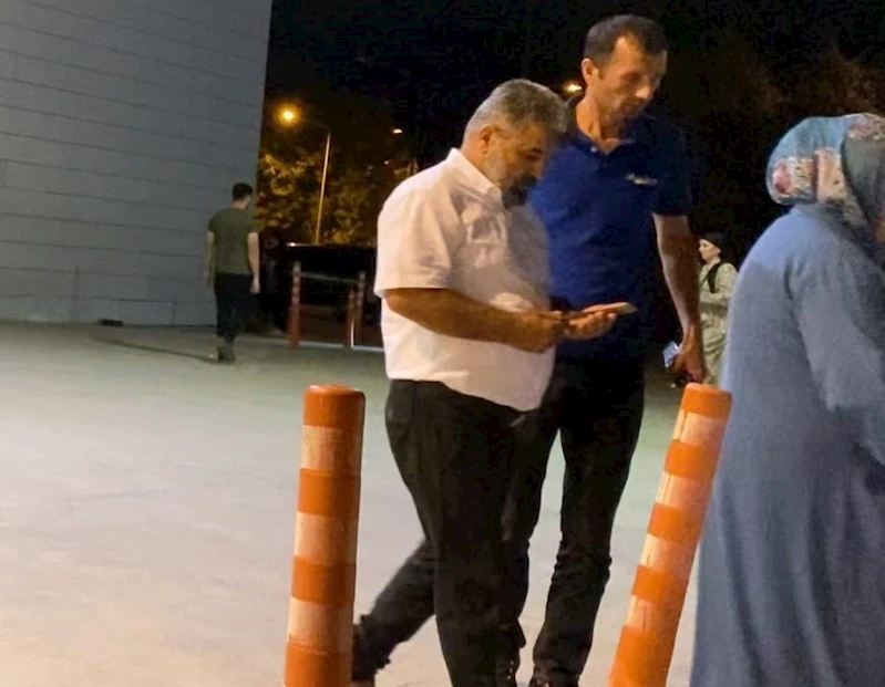 Yüksek sesle müzik dinleyen çocukları attığı şişeyle vurdu
