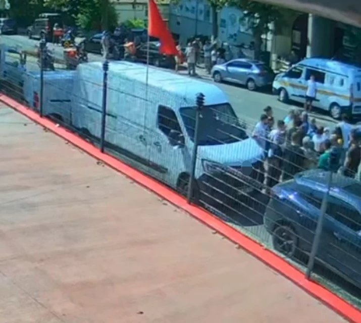 Kadın muhabire görevi başında linç girişimi kamerada: 