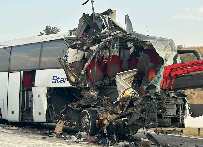 Mersin’de otobüs tıra çarptı:  9 yaralı
