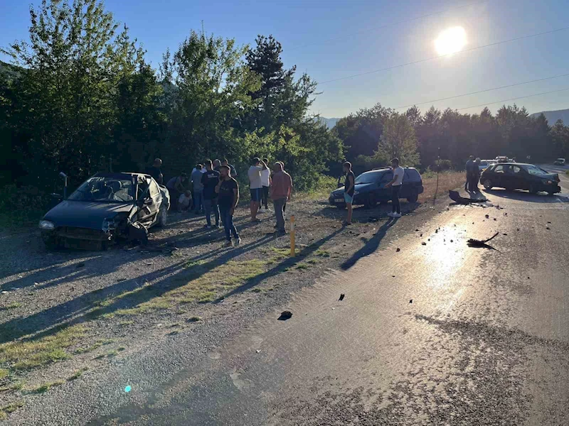 Kastamonu’da iki otomobil kafa kafaya çarpıştı: 4 yaralı

