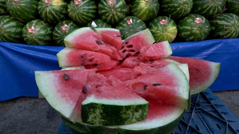 Karpuzun yıkanmadan kesilmesi 