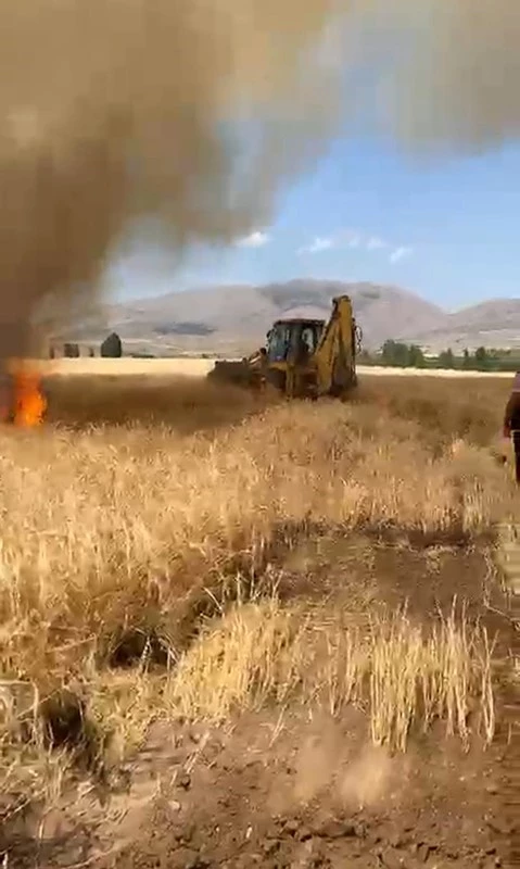Gümüşhane’nin Kelkit ilçesinde anız yangını
