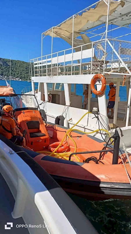 Fethiye limanında su alarak batma tehlikesi yaşayan teknenin suyu tahliye edildi
