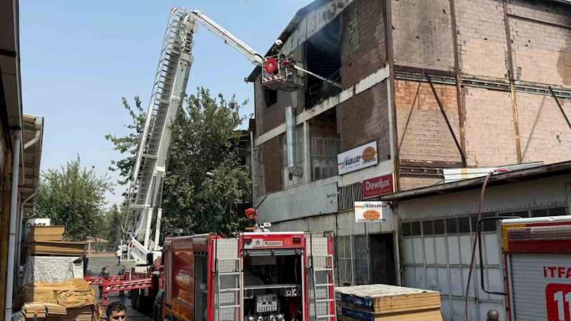 Diyarbakır’da mobilya boya atölyesinde yangın: Dumanlar gündüzü geceye çevirdi
