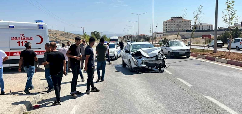 Adıyaman’da iki otomobil çarpıştı:  2 yaralı
