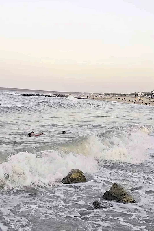 Arnavutköy’de deniz yasağına rağmen boğulma tehlikesi geçirdiler

