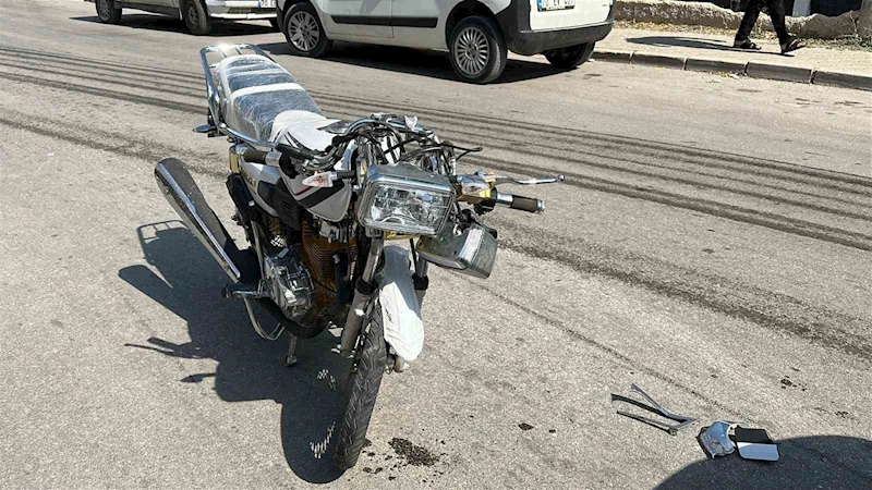 Karaman’da ciple çarpışıp yola savrulan motosikletli yaralandı
