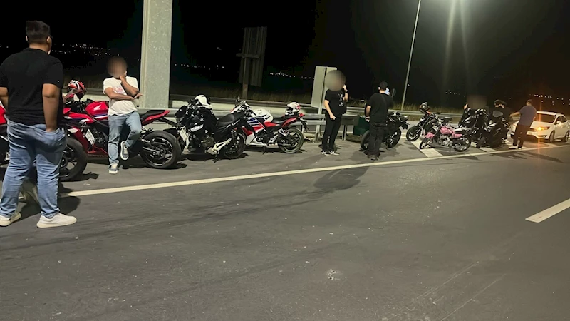Akrobatik hareket yapan motorcular jandarmadan kaçamadı
