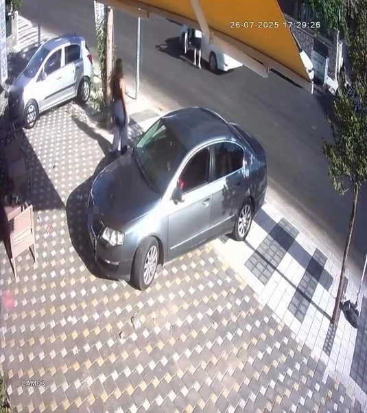 Araçta bırakılan çocuk, el frenini indirdi
