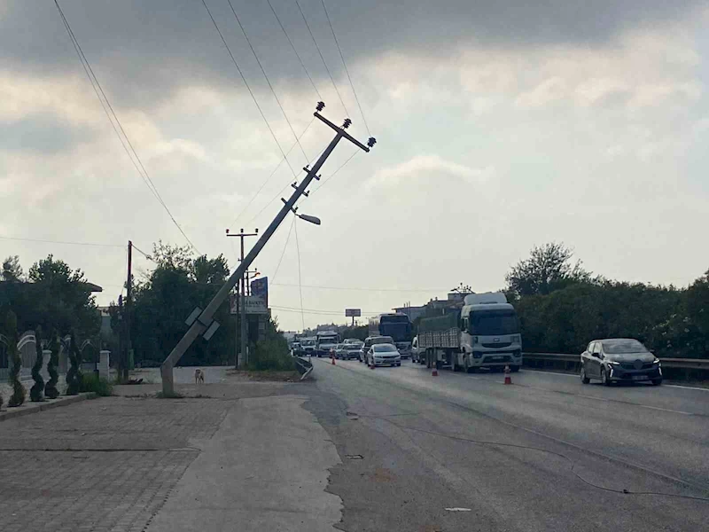 Elektrik direğine çarpan tır, trafiği tehlikeye soktu

