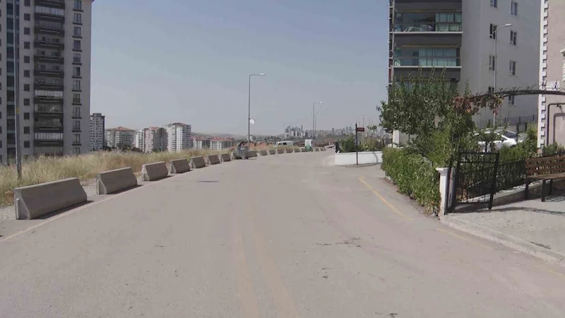 Kontrolden çıkan otomobilin gençlere çarpma anı güvenlik kamerasına yansıdı
