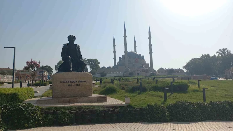 Komşuda çıkan yangının dumanı Edirne’ye ulaştı: Görüş mesafesi azaldı, koku evlere kadar girdi
