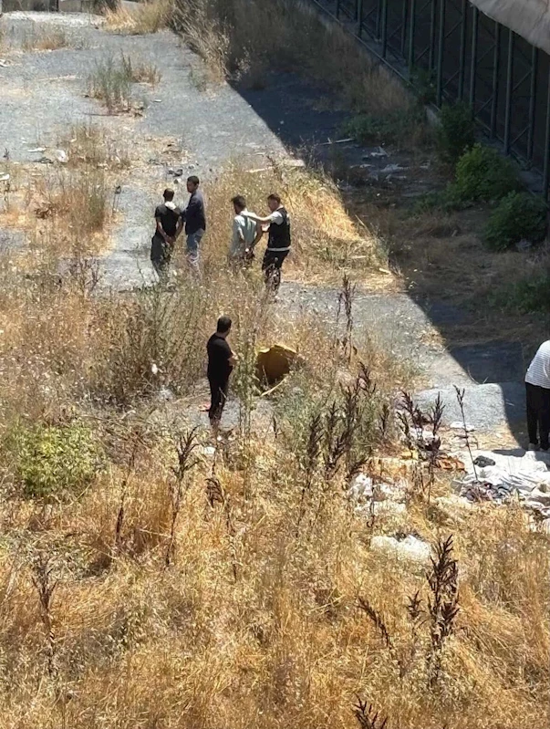 Esenyurt’ta gündüz vakti uyuşturucu kullanan şahıslar cep telefonu kamerasına yansıdı
