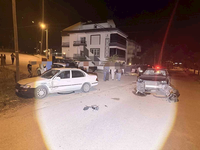 Otomobillerin çarpıştığı kazada 3 kişi yaralandı
