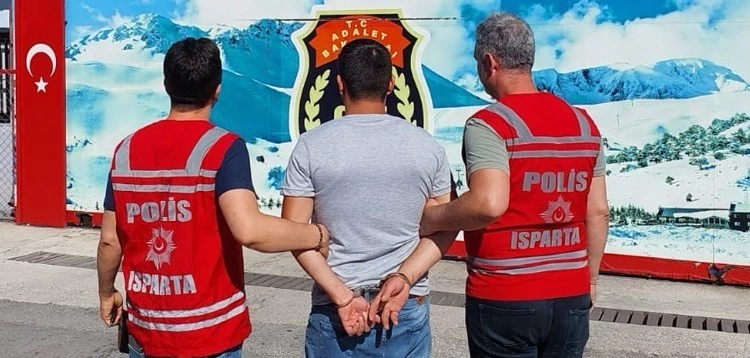 Isparta’da aranan 3 şahıs yakalanarak cezaevine gönderildi
