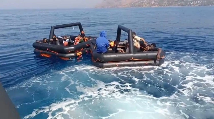 Ayvacık’ta 19 kaçak göçmen kurtarıldı
