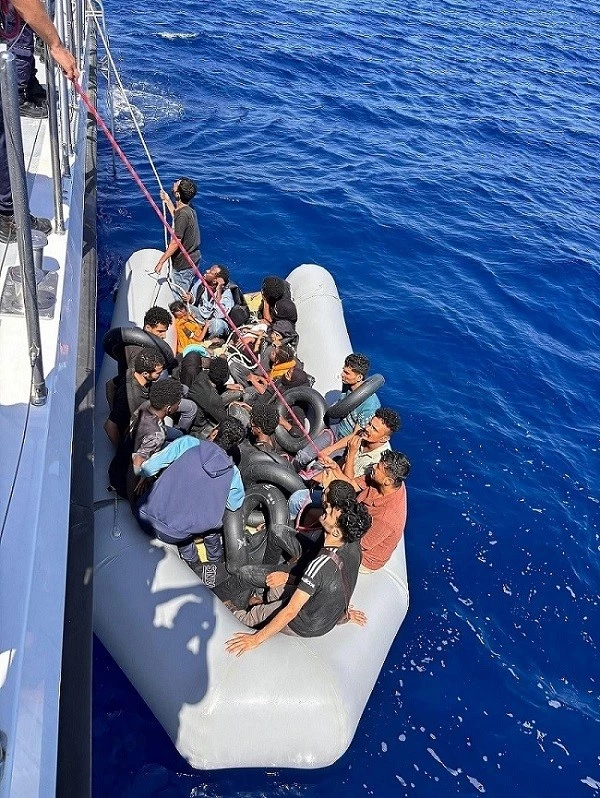Kuşadası açıklarında 22 düzensiz göçmen kurtarıldı
