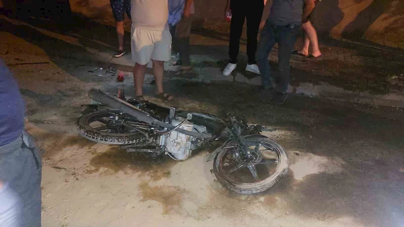 Otomobil ile motosiklet kazasında panik anları
