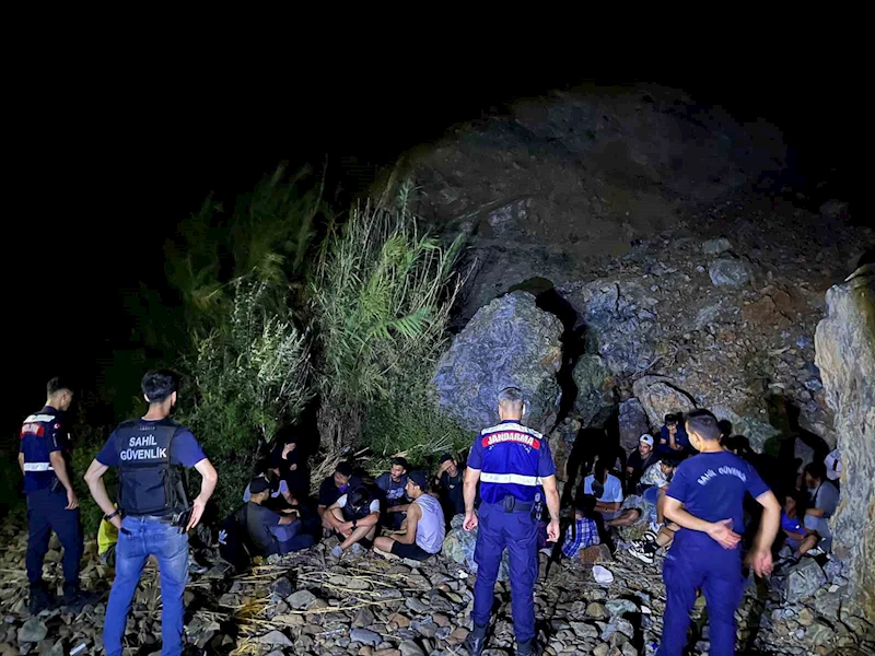 27 düzensiz göçmen ve 3 göçmen kaçakçısı yakalandı
