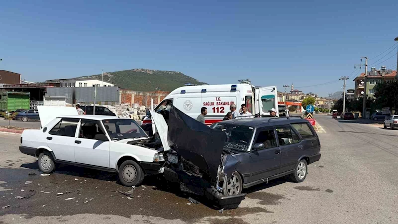 Bucak’ta Tofaş otomobiller çarpıştı: 5 yaralı
