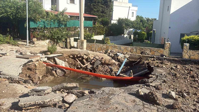 Bodrum’da ana su isale hattı patladı, yol çöktü
