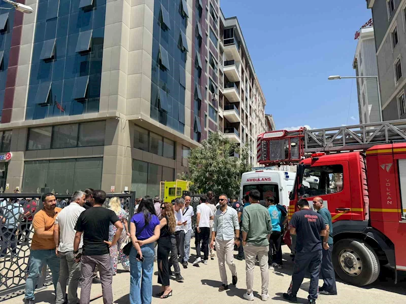 Van‘ın İpekyolu Belediyesi hizmet binasında yangın çıktı
