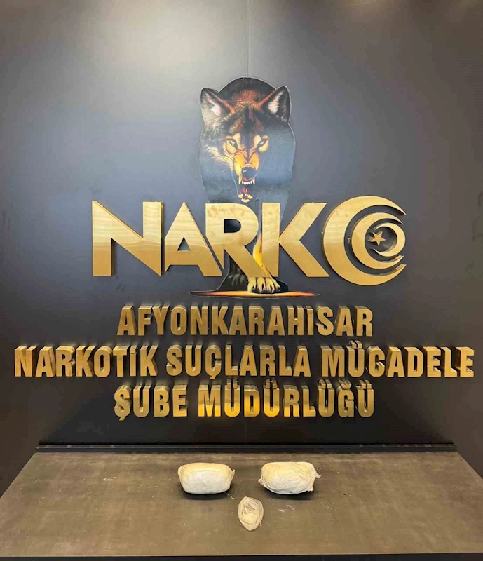 Aracın kapı döşemesinin arkasından 1 kilo 126 gram uyuşturucu çıktı
