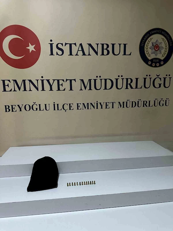 Beyoğlu’nda motosikletli saldırganlar, mobilyacıya kurşun yağdırdı: O anlar kamerada
