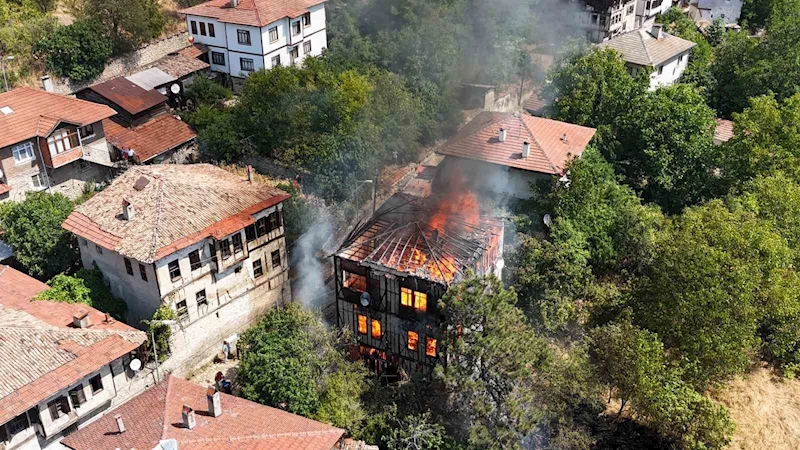 Alevlerin sardığı 150 yıllık tarihi konak dronla görüntülendi
