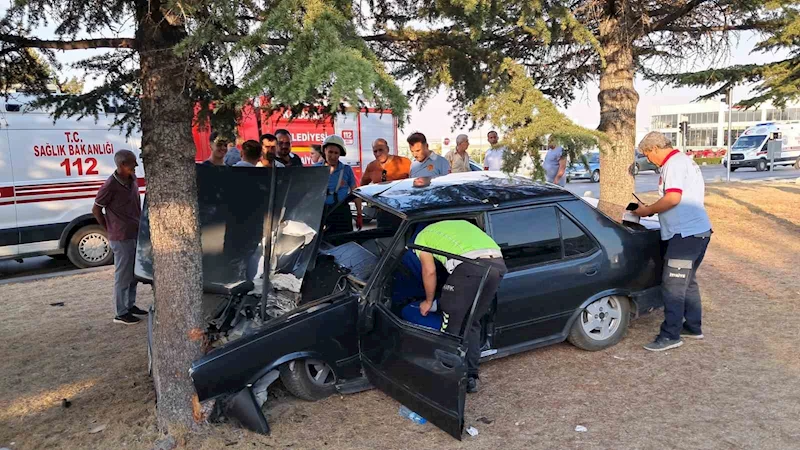 Kontrolden çıkan Tofaş orta refüjdeki ağaca çarptı: 1 yaralı
