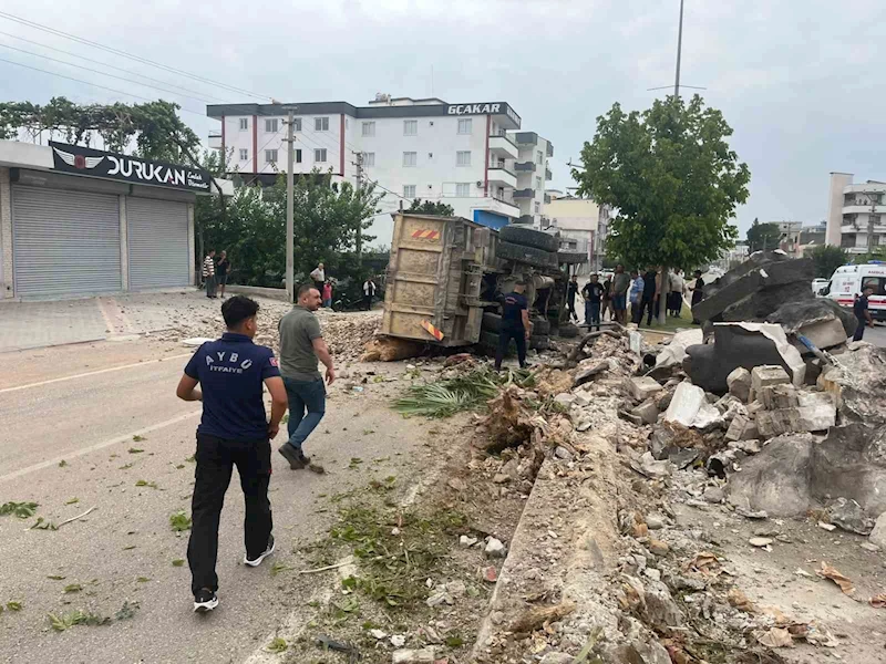 Bulvarda refüje çarpan kamyon devrildi, sürücü yaralandı
