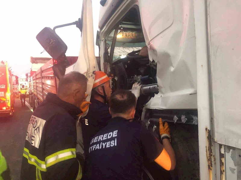 TEM’de kamyon tıra arkadan çarptı: Yaralı sürücü sıkıştı
