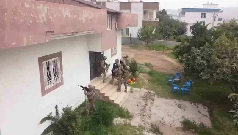 Şırnak’ta kaçakçılık operasyonu: Ev ve iş yerlerinden cephanelik çıktı
