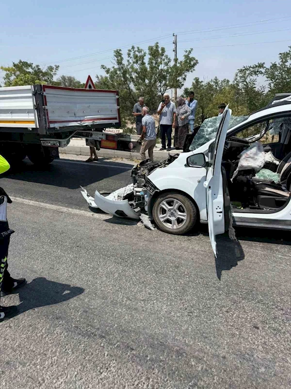 Tıra arkadan çarpan otomobilin sürücüsü ağır yaralandı
