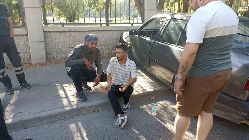 Kontrolden çıkan otomobil duvara çarparak durabildi, sürücüsü yaralandı
