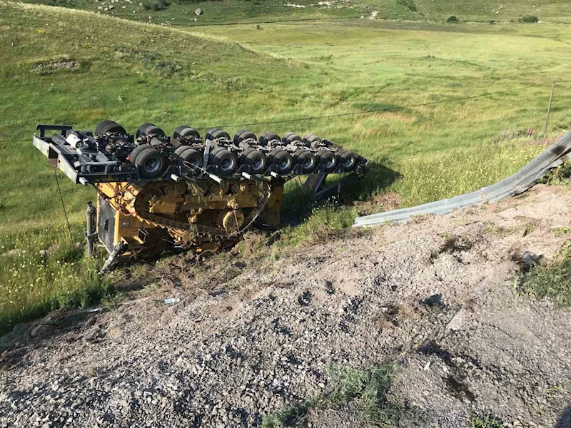 TIR’dan ayrılan dozer yüklü dorse dereye uçtu
