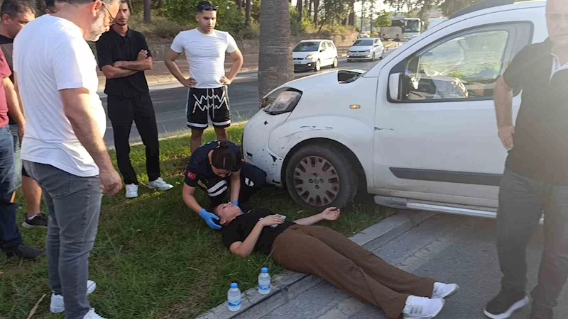 Direksiyon hakimiyetini kaybeden sürücü palmiyeye çarptı

