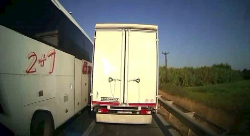 Antalya’da kural tanımayan sürücüler ambulansa geçit vermedi
