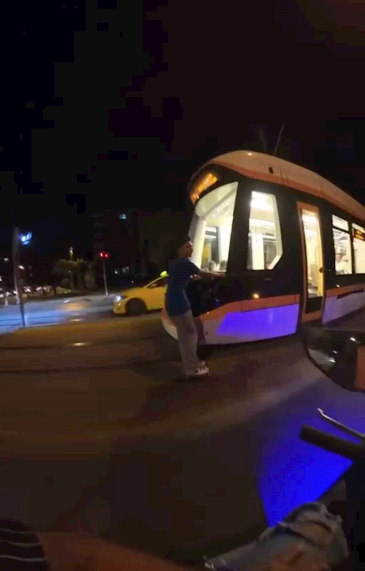 (ÖZEL) Seyir halindeki tramvaya asılarak paten kaydı, uyarıya 