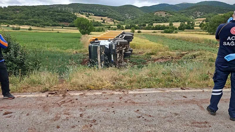 Devrilen kamyonun sürücüsü hayatını kaybetti
