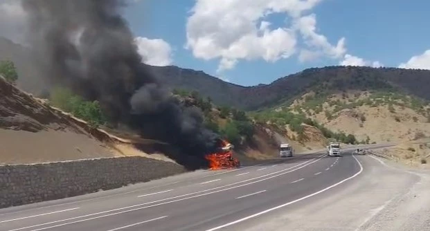 Bingöl’de seyir halindeki tır alevlere teslim oldu
