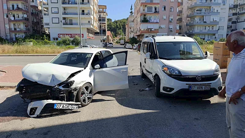 Manavgat’ta otomobil ile hafif ticari araç çarpıştı: 1 yaralı
